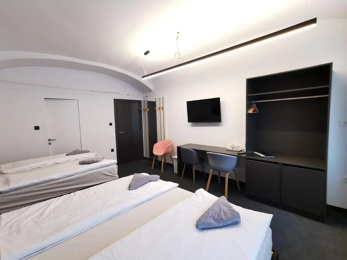 Cha Cha Rooms 류블랴나 2*,  슬로베니아